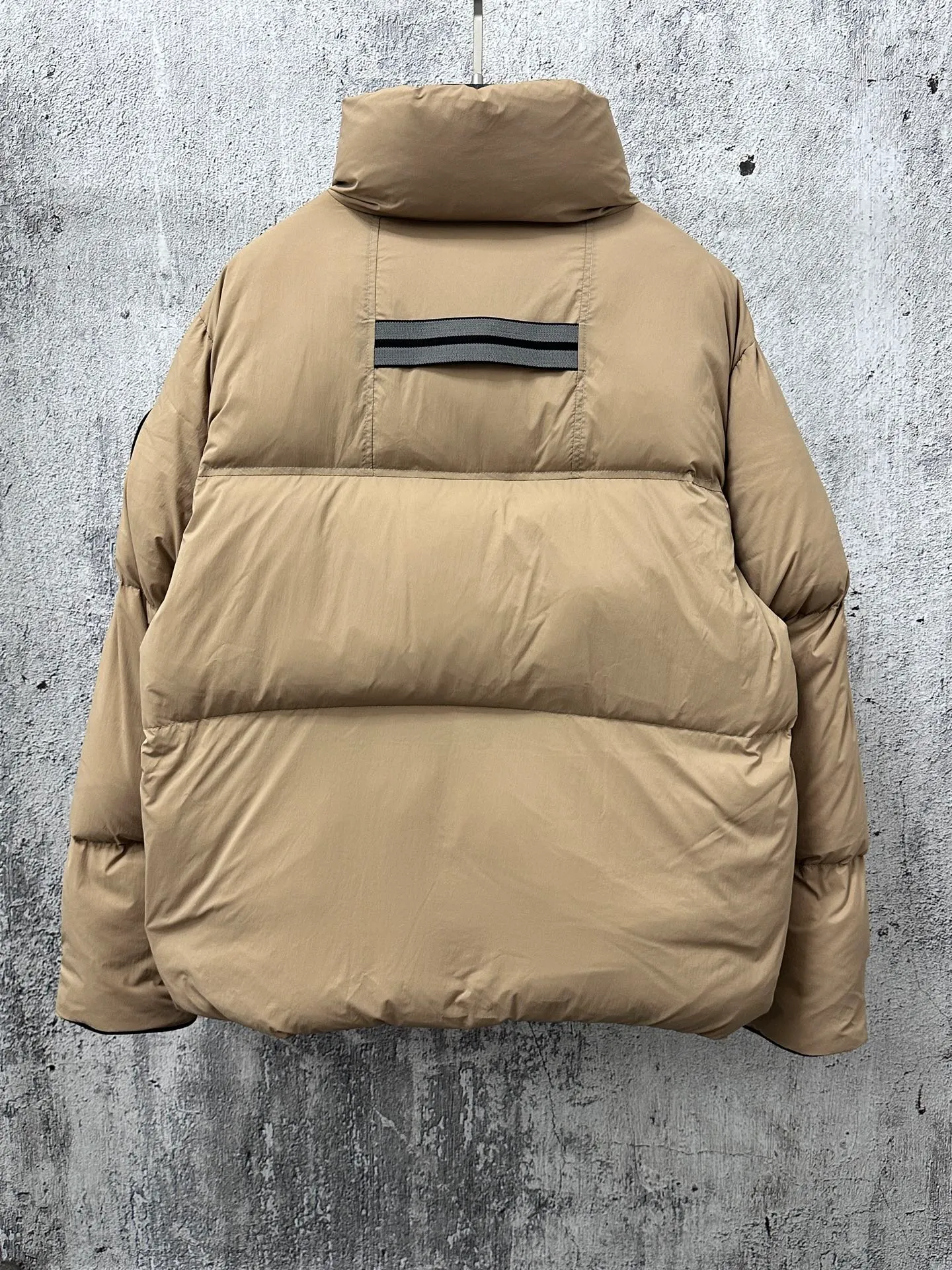 P840 【Canada gooes】Large Goose Sleeve Stand Collar Down Jacket Lawrence down jacket provides basic protection for daily adventures. Delicately soft fabric, this is a water-repellent fabric that is soft to the touch yet durable. Filled with extremely fluffy white duck down. This piece has a quilted body and structured down. Padded collar and reflective double-stripe grip tape. Extended hem and tucked-in inner rib-knit cuffs. Size: XS-2XL